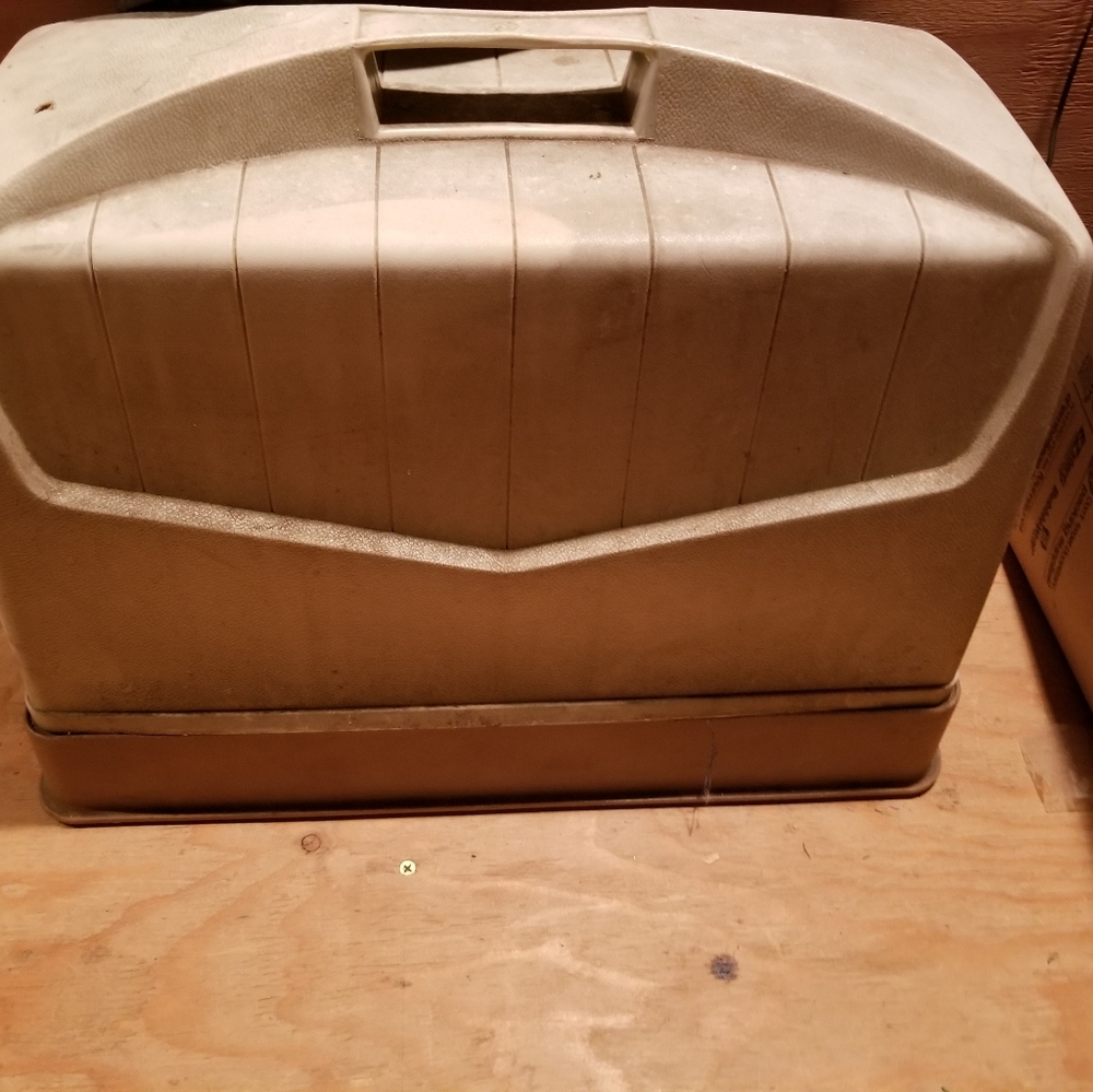 Sewing machine - Picture 2 of 4